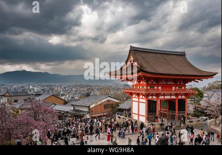 Westlichen Tor der Kiyomizu-dera Tempel, buddhistische Tempel Komplex, Touristen vor der Pagode, Kyoto, Kyoto, Japan Stockfoto