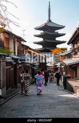 Fußgänger mit Kimono, Yasaka Dori historische Straße in der Altstadt mit dem traditionellen japanischen Häuser, hinter Geschichte Yasaka Pagode der fünf - Stockfoto