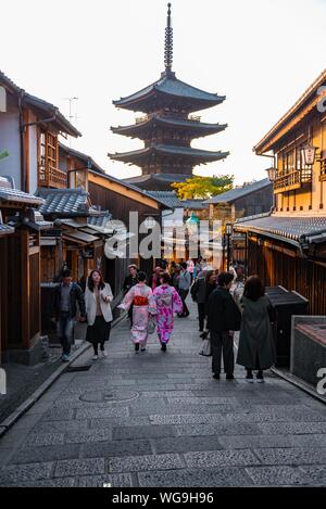 Fußgänger mit Kimono, Yasaka Dori historische Straße in der Altstadt mit dem traditionellen japanischen Häuser, hinter Geschichte Yasaka Pagode der fünf - Stockfoto