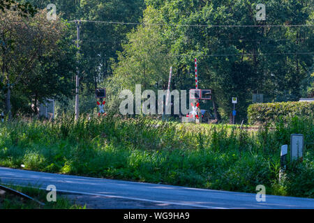 Hude, Deutschland, 30. August 2019: Ein Auto fährt über eine Eisenbahn weg von den Städten Kreuzung Stockfoto