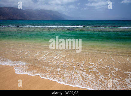 Insel La Graciosa, Teil der Chinijo Archipel, Blick über El Rio Straße in Richtung Famara massiv auf Lanzarote Stockfoto