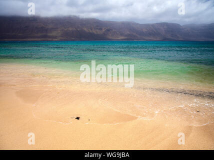 Insel La Graciosa, Teil der Chinijo Archipel, Blick über El Rio Straße in Richtung Famara massiv auf Lanzarote Stockfoto