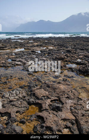 Lanzarote, Kanarische Inseln, vulkanischen Felsen Pools in Caleta de Famara Stockfoto