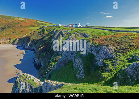 Rhossili Dorf sitzt oben auf steilen Karbon Kalksteinfelsen oberhalb Rhossili Bay auf der Halbinsel Gower, South Wales, Großbritannien Stockfoto