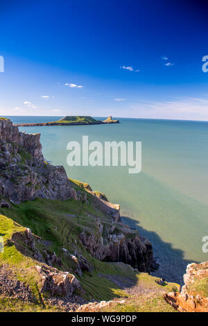 Die Küste zwischen Rhossili und Würmer auf der Halbinsel Gower besteht aus steilen Karbon Kalkfelsen, South Wales, Großbritannien Stockfoto