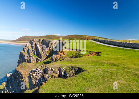 Die Küste zwischen Rhossili und Würmer auf der Halbinsel Gower besteht aus steilen Karbon Kalkfelsen, South Wales, Großbritannien Stockfoto