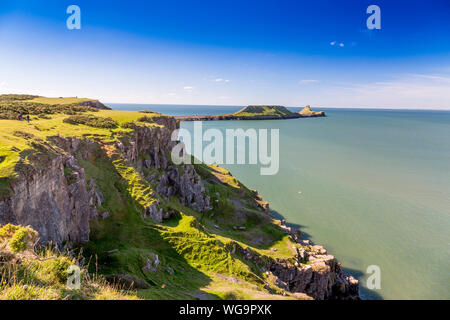 Die Küste zwischen Rhossili und Würmer auf der Halbinsel Gower besteht aus steilen Karbon Kalkfelsen, South Wales, Großbritannien Stockfoto