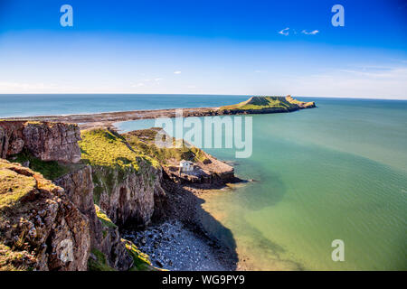 Die Küste zwischen Rhossili und Würmer auf der Halbinsel Gower besteht aus steilen Karbon Kalkfelsen, South Wales, Großbritannien Stockfoto