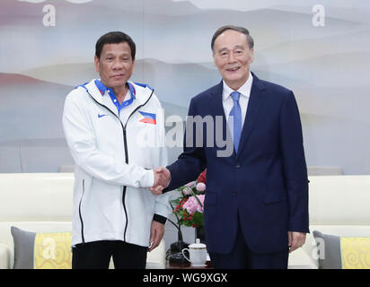 Foshan, Guangdong Provinz Chinas. 31 Aug, 2019. Chinesische Vizepräsident Wang Qishan trifft sich mit philippinischen Präsidenten Rodrigo Duterte in Foshan in der chinesischen Provinz Guangdong, Aug 31., 2019. Credit: Yao Dawei/Xinhua/Alamy leben Nachrichten Stockfoto