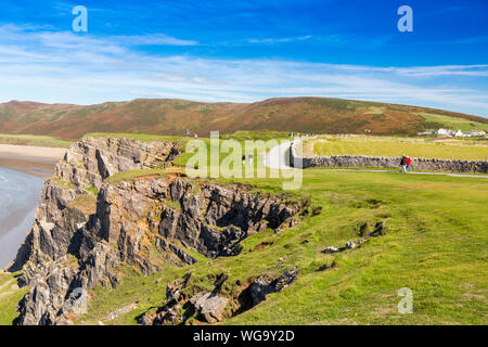 Die Küste zwischen Rhossili und Würmer auf der Halbinsel Gower besteht aus steilen Karbon Kalkfelsen, South Wales, Großbritannien Stockfoto