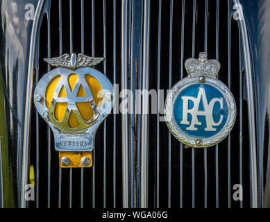AA und RAC Metall emblem Abzeichen am Frontgrill von Oldtimer Stockfoto