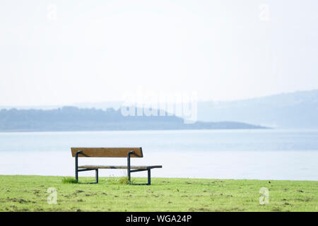 Einsamen leeren Bank in offenen ruhigen Platz auf schottische Westküste Stadt in Argyll und Bute Stockfoto