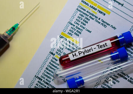 H. pylori-Test mit Blutprobe. Draufsicht auf Büro Schreibtisch isoliert. Healthcare/Medical Konzept Stockfoto