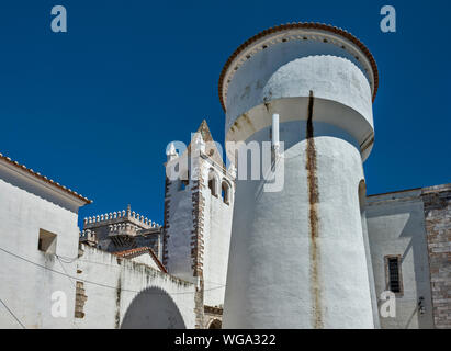 Water Tower und Tower am ehemaligen Rathaus, jetzt Galeria de Desenho auf Castle Hill, in Estremoz, Évora, Alentejo Central District, Portugal Stockfoto