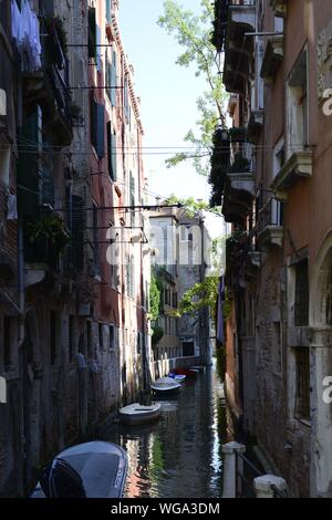 Blick von der Brücke am Kanal Wasser Straße an einem sonnigen Tag in Venedig Italien. Stockfoto