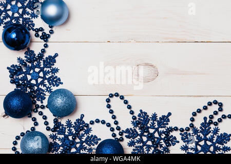 Große Weihnachten Neujahr Ornamente, Dekorationen, Bälle, Schneeflocken, blau Perlen von Weiß auf weißem Holz- Hintergrund mit Platz für Text und kopieren Stockfoto