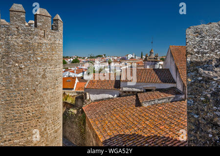 Dach an der Santa Maria Kirche, Blick von der Burg, in Metaponto, Distrikt Beja, Baixo Alentejo, Portugal Stockfoto