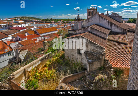 Ansicht der Stadt von der mittelalterlichen Burg, der Kirche Santa Maria auf der rechten Seite, in Metaponto, Distrikt Beja, Baixo Alentejo, Portugal Stockfoto