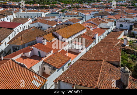 Ansicht der Stadt von der mittelalterlichen Burg in Metaponto, Distrikt Beja, Baixo Alentejo, Portugal Stockfoto