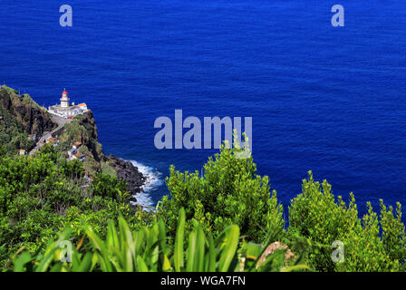 Leuchtturm Farol da Ponta do Arnel, Nordeste, Insel São Miguel, Azoren, Portugal, Europa. Stockfoto