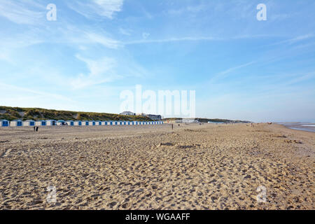 Blick auf Strand Bezirk namens "Paal 20' mit Strand Hütten im Abstand auf der Insel Texel in den Niederlanden im Sommer Tag mit blauem Himmel Stockfoto