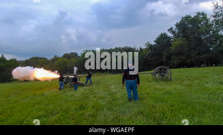 Bürgerkrieg Reenactment Kanonen feuern an einem sonnigen Sommertag, wie gesehen, die von einer Drohne Stockfoto