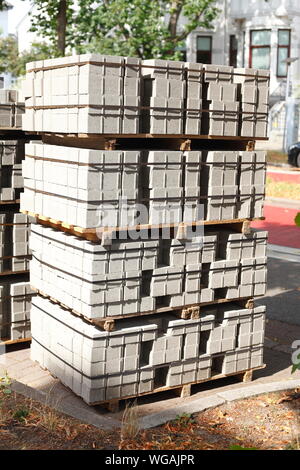 Beton Pflastersteine aus Beton, auf Paletten gestapelt Stockfoto