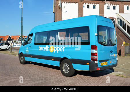 Oudeschild Texel / Niederlande - August 2019: Kleine blaue Bus van namens 'Texelhopper' Stockfoto