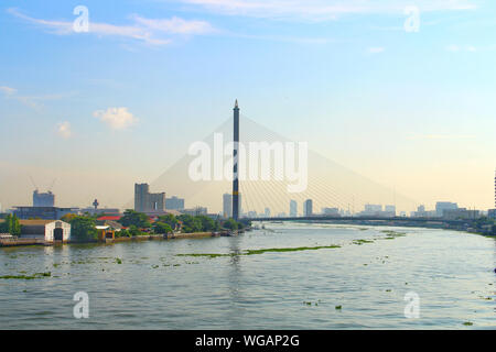 Landschaft, Blick auf die Stadt von Rama 8 Brücke über den Fluss Chao Phraya mit Licht am Morgen. Stockfoto