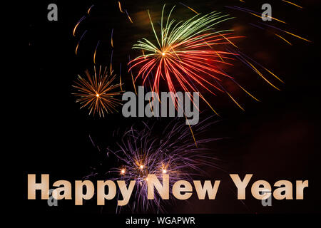 Happy New Year Schriftzüge auf salute Hintergrund. Stockfoto