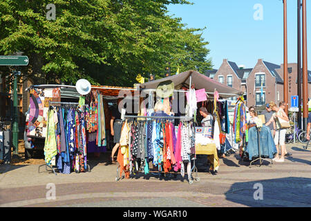 Den Burg, Texel / Niederlande - August 2019: Gemütliche Markt auf "De Groeneplaats' in der Stadt 'Den Burg" mit Kleidung Stockfoto