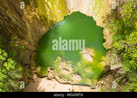 Malerische Luftaufnahme von El Limon Wasserfall im Dschungel der Halbinsel Samana in der Dominikanischen Republik. Super Sommer Aussehen der Cascade in tropischen Wald von Stockfoto