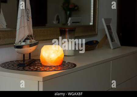 himalaya-Salzlampe leuchtet im Dunkeln Stockfoto