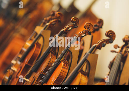 Details mit Teilen von Violinen, bevor eine sinfonische Klassik Konzert Stockfoto