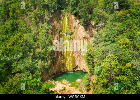 Malerische Luftaufnahme von El Limon Wasserfall im Dschungel der Halbinsel Samana in der Dominikanischen Republik. Super Sommer Aussehen der Cascade in tropischen Wald. Stockfoto