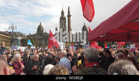 Glasgow, Schottland, Großbritannien. 31. August 2019: Der Führer, Jeremy Corbyn reden zu einer Masse Masse an der Demokratie Rally verteidigen, George Square, Glasgow. Stockfoto