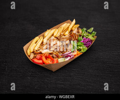 Türkische platte Kebab auf schwarzem Hintergrund Stockfoto