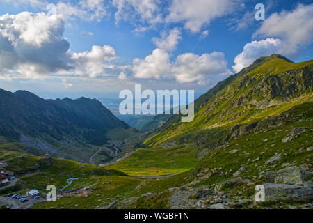 Transfagarasan Straße und Sommer Tal in Fagaras Gebirge, Rumänien Stockfoto