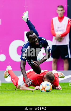 Kaiserslautern, Deutschland. 01 Sep, 2019. Fussball: 3.Liga, 1.FC Kaiserslautern - SV Waldhof Mannheim, 7. Spieltag, an Fritz Walter Stadion. Die Mannheimer Jean Romaric Kevin Koffi (oben) wird von der Kaiserslautern Kevin Kraus verschmutzt ist. Foto: Uwe Anspach/dpa/Alamy leben Nachrichten Stockfoto