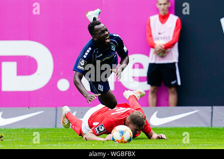 Kaiserslautern, Deutschland. 01 Sep, 2019. Fussball: 3.Liga, 1.FC Kaiserslautern - SV Waldhof Mannheim, 7. Spieltag, an Fritz Walter Stadion. Die Mannheimer Jean Romaric Kevin Koffi (oben) wird von der Kaiserslautern Kevin Kraus verschmutzt ist. Foto: Uwe Anspach/dpa/Alamy leben Nachrichten Stockfoto