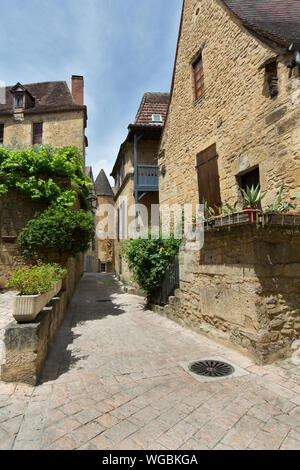 Stadt Sarlat-la-Caneda, Frankreich. Die Rue Des Trois Conilsin, im südlichen Bereich der mittelalterlichen Stadt, in der Nähe der südlichen Stadtmauer. Stockfoto