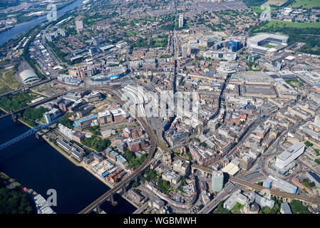 Eine Luftaufnahme von Newcastle upon Tyne, Stadtzentrum, Nordostengland, Großbritannien vom Fluss bis zum St James Park Stockfoto