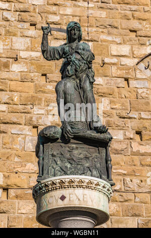 Kopie der Statue von Judith und Holofernes von 1464 von Donatello an der Piazza della Signoria in Florenz, Italien Stockfoto