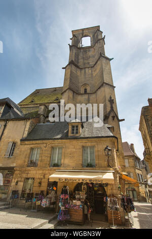 Stadt Sarlat-la-Caneda, Frankreich. Malerische Ansicht des mittelalterlichen Sarlat's Straßen und Gassen am Place du Marché des Trois Oies und Rue des Consuls. Stockfoto