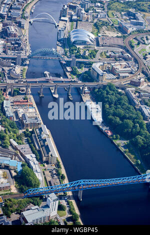 Eine Luftaufnahme von Newcastle upon Tyne, und Brücken, Stadtzentrum, Nordostengland, Großbritannien Stockfoto