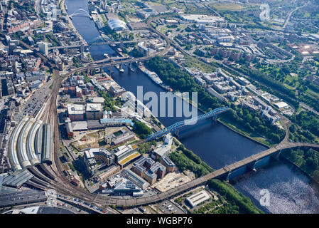 Eine Luftaufnahme von Newcastle upon Tyne, Bahnhof und Brücken, Stadtzentrum, Nordostengland, Großbritannien Stockfoto