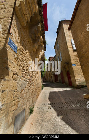 Stadt Sarlat-la-Caneda, Frankreich. Malerische Ansicht der mittelalterlichen Stadt Sarlat's Straßen und Gassen an Impasse de la Vieille Poste. Stockfoto