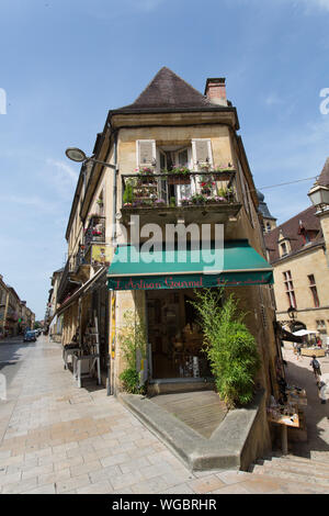 Stadt Sarlat-la-Caneda, Frankreich. Malerische Aussicht auf Geschäfte, Restaurants und Cafés an der Sarlat ist die Rue de la République. Stockfoto