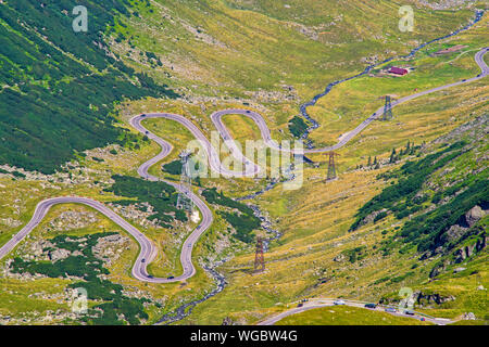Kurvige Straße von oben gesehen, Sommer Landschaft in Fagaras Gebirge, Rumänien, Transfagarasan Straße Stockfoto