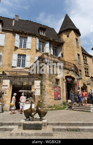 Stadt Sarlat-la-Caneda, Frankreich. Malerische Ansicht von Sarlat's Place du Marché des Trois Oies. Stockfoto